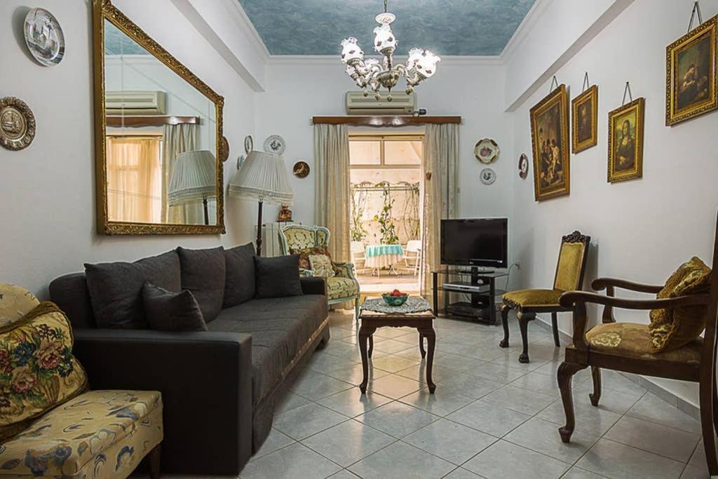 Vintage Style Apartment With Beautiful Backyard Atenas Exterior foto